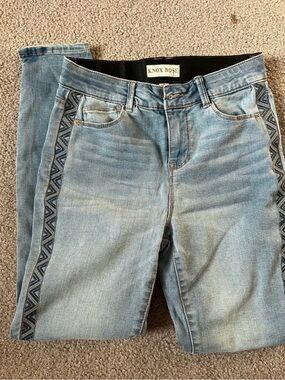 Knox Rose Light Blue Straight-Leg Jeans with Navy Embroidered Side Trim